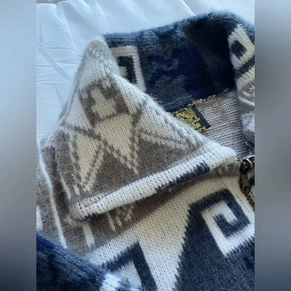 Men's Geometric Pattern Sweater - Navy and Beige - Picture 4 of 7